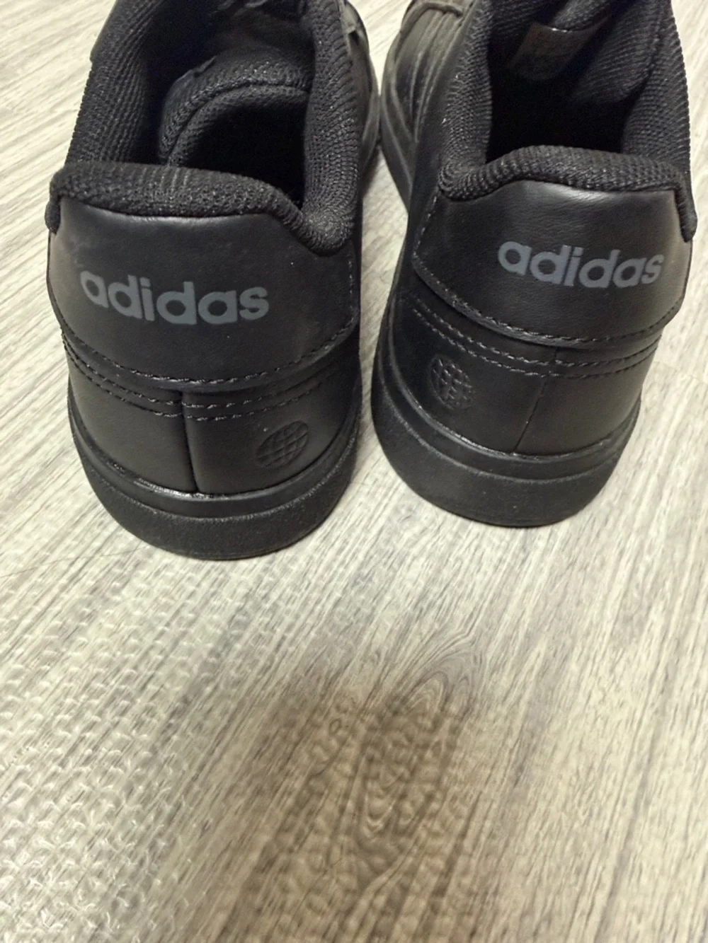 NWT adidas  Men’s Low-Top No Tie Sneakers Size 3